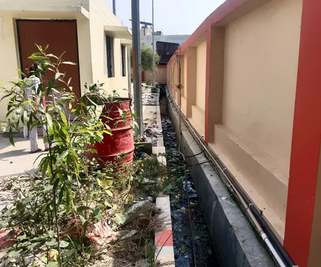 रोडवेज बस अड्डा में पानी निकासी व सफाई न गंदा नाला और लटकते बिजली के तार। जागरण
